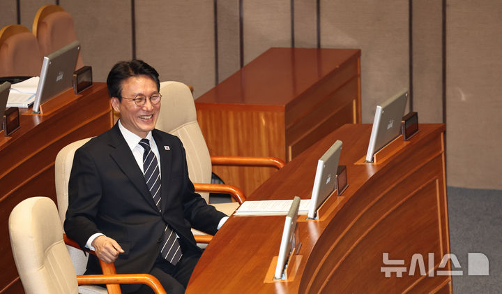 웃음 보이는 김민석 총리