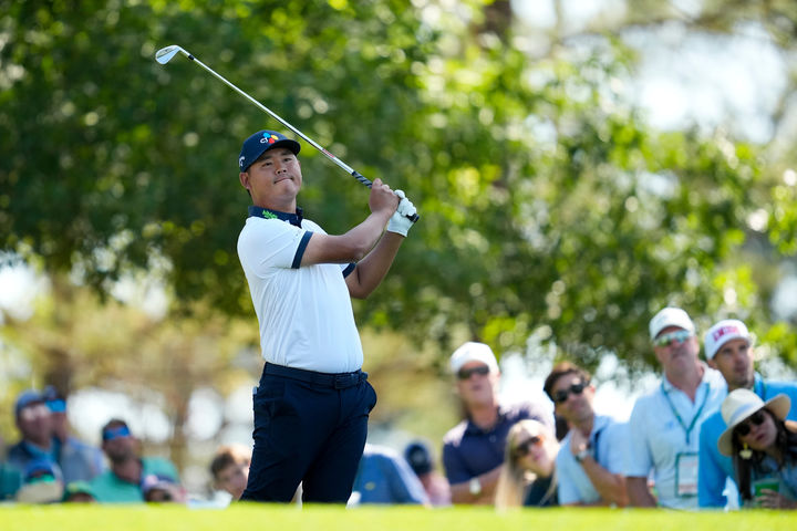 타구 바라보는 김시우, 2R 공동 47위