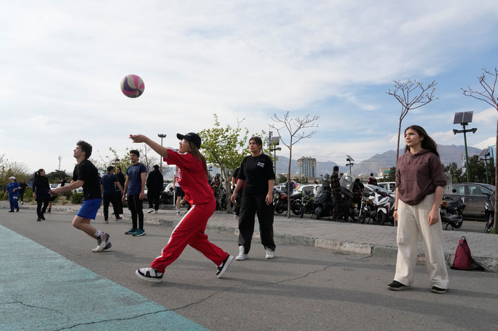 주말 공원에서 배구 즐기는 테헤란 시민들