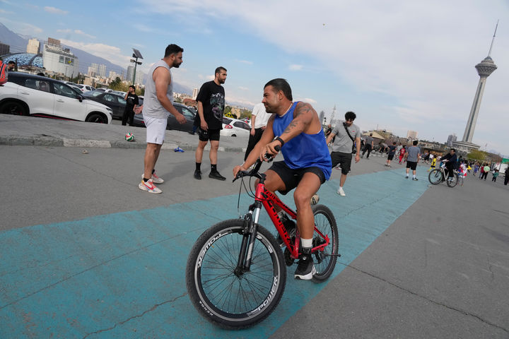 공원에서 주말 즐기는 테헤란 시민들