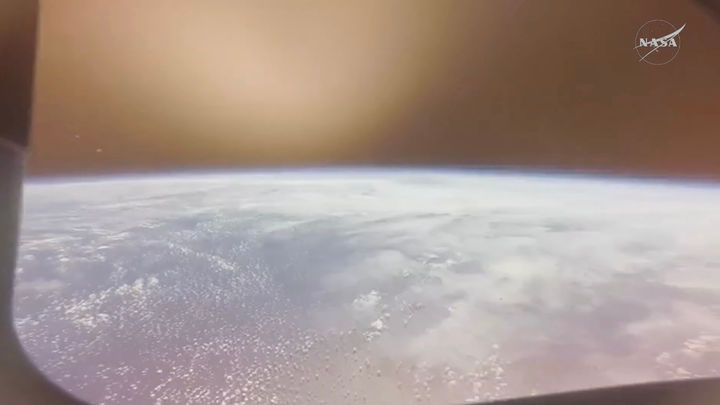 지구로 돌아오는 아르테미스 II 오리온 캡슐