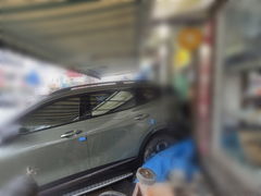 아산서 SUV 후진하다 상가 건물 쾅…인명 피해 없어