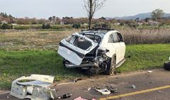 경주서 승용차 도로 밖 추락…60대 여성 등 4명 사망