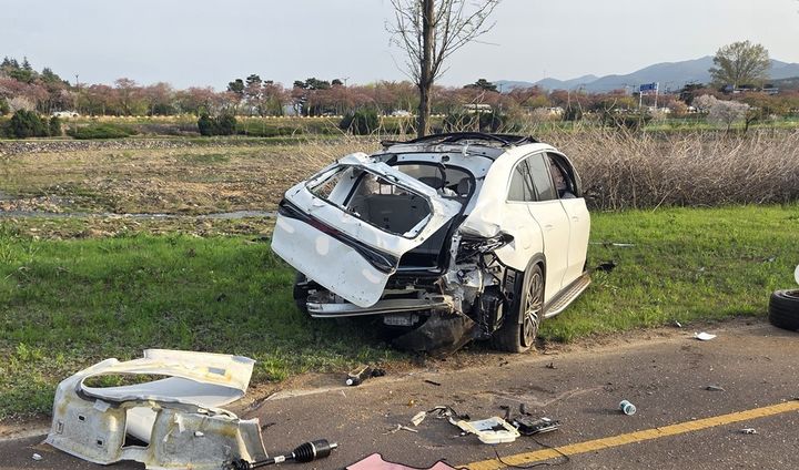 경주서 승용차 도로 밖 추락…60대 여성 등 4명 사망