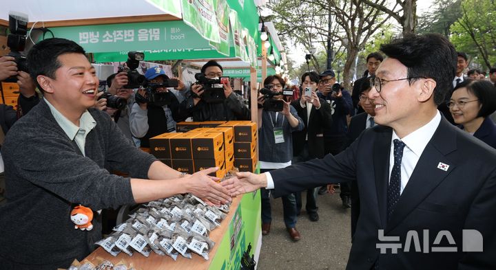 소상공인 동행축제 참석해 인사 나누는 김민석 국무총리