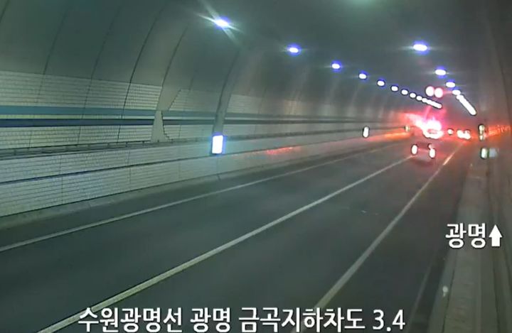 수원광명고속도로 차량 화재 경상 4명…한때 양방향 통제