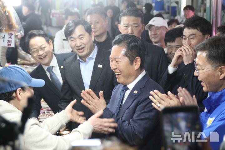 상인과 대화하며 활짝 웃는 정청래 대표