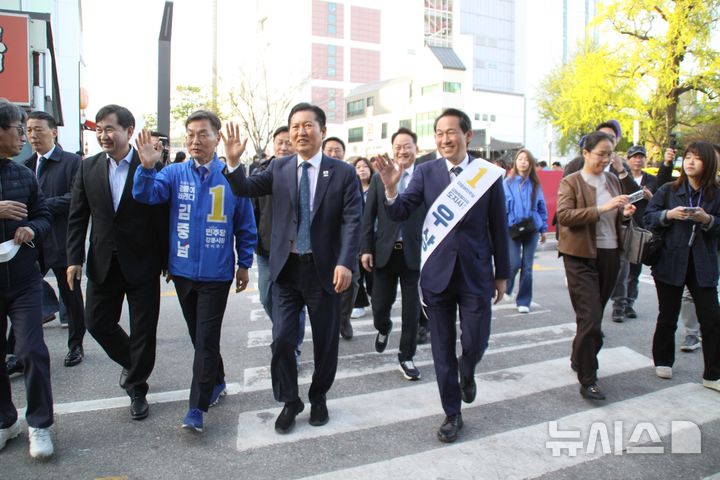 강릉 중앙시장 찾은 정청래 대표