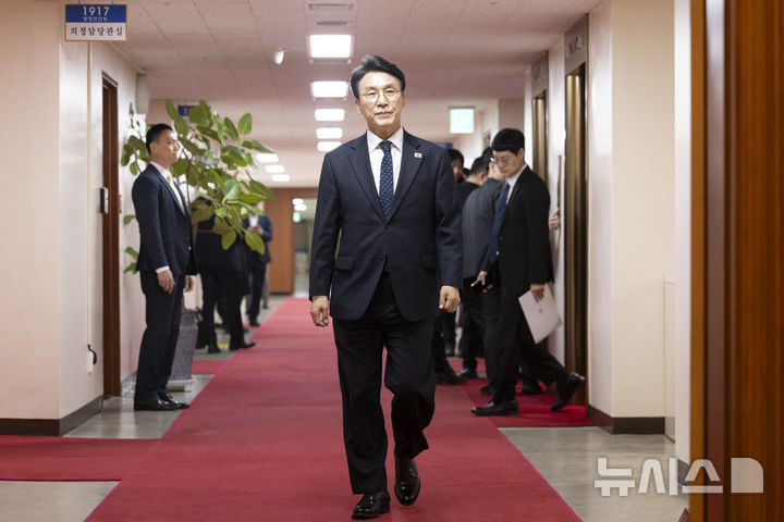 임시국무회의장으로 들어가는 김민석 국무총리