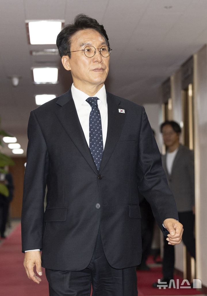 임시국무회의장으로 들어가는 김민석 국무총리