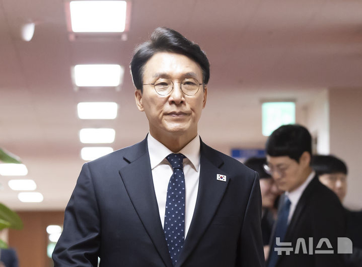 임시국무회의장으로 들어가는 김민석 국무총리