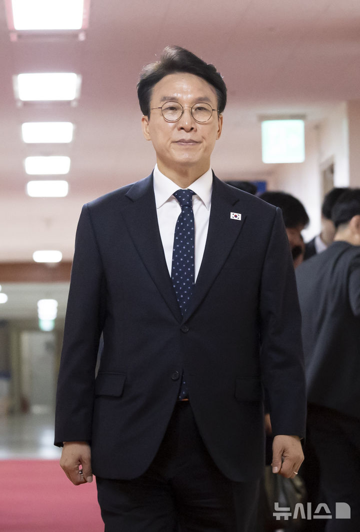 국무회의실 입장하는 김민석 국무총리