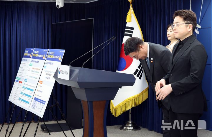 인사하는 윤호중 장관