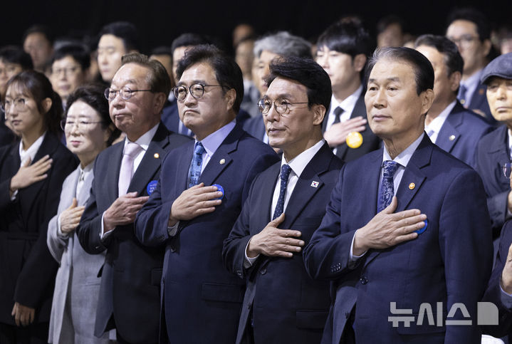 국민의례하는 김민석 국무총리와 우원식 국회의장