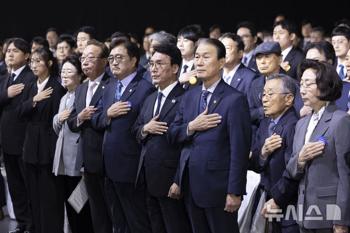 국민의례하는 김민석 국무총리와 우원식 국회의장