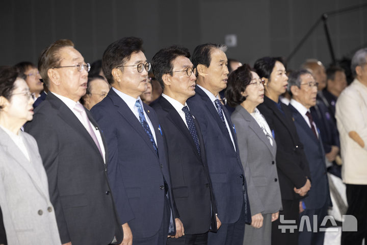 애국가 부르는 김민석 국무총리