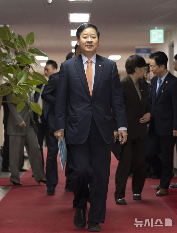 임시국무회의장으로 들어가는 구윤철 부총리