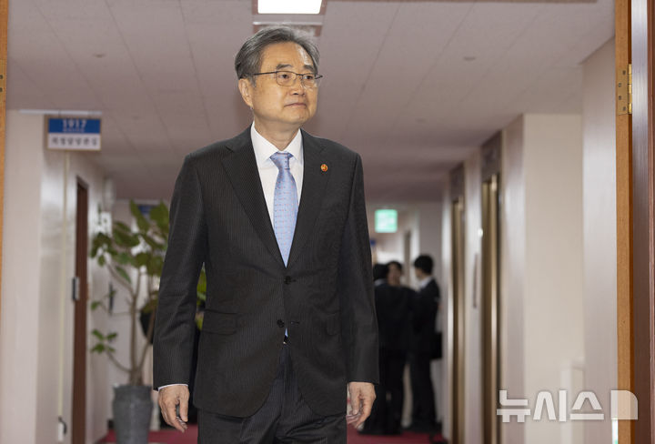 임시국무회의장으로 들어가는 조현 외교부 장관