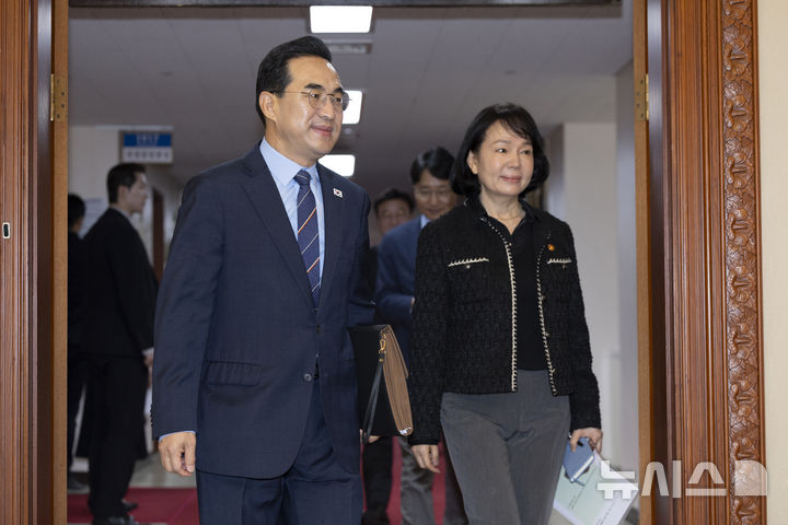 국무회의장 들어가는 박홍근 기획예산처 장관