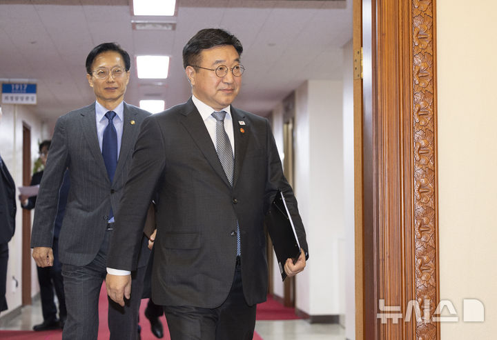 국무회의장 들어가는 윤호중 행정안전부 장관