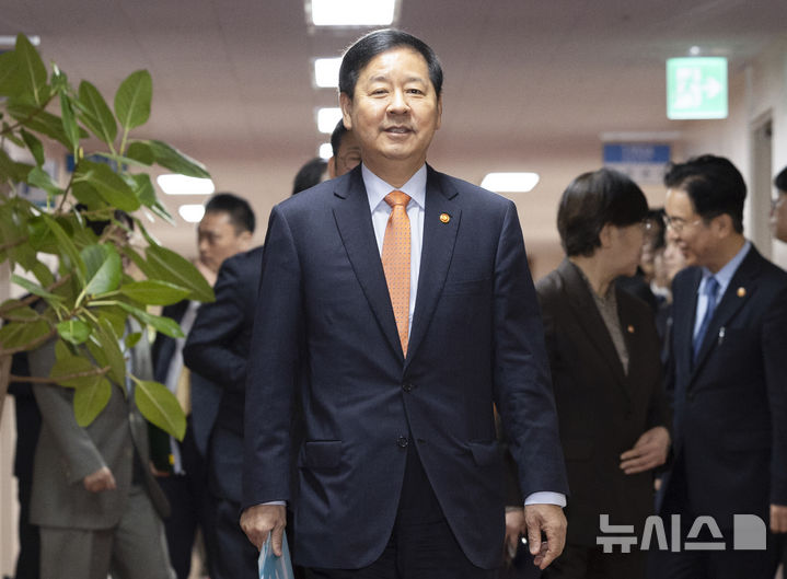 임시국무회의장으로 들어가는 구윤철 부총리