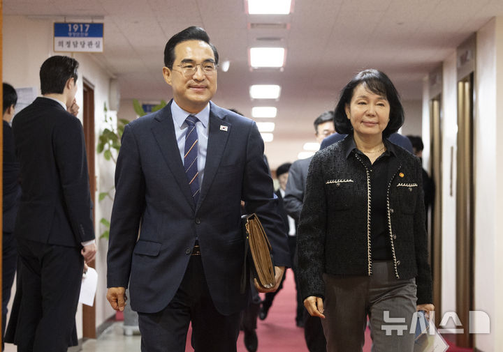 국무회의장 들어가는 박홍근 기획예산처 장관