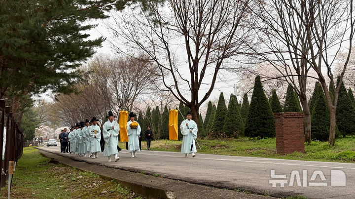 고유제 위해 사릉 향하는 제관들
