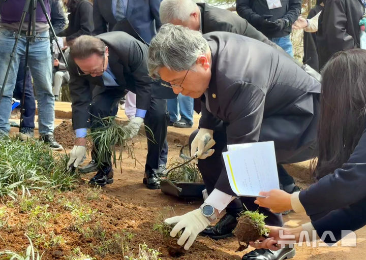 허민 국가유산청장, 장릉 들꽃 식재
