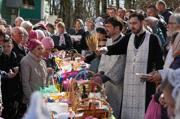 러 정교회 부활절, 신자들 축복하는 사제