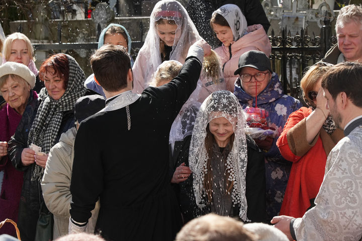 신자들 축복하는 러시아 정교회 사제