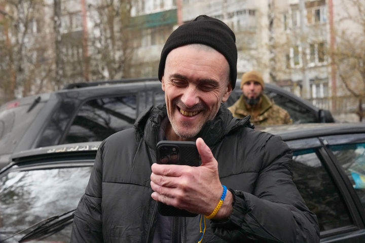 석방 후 가족과 화상통화하는 우크라이나 군인