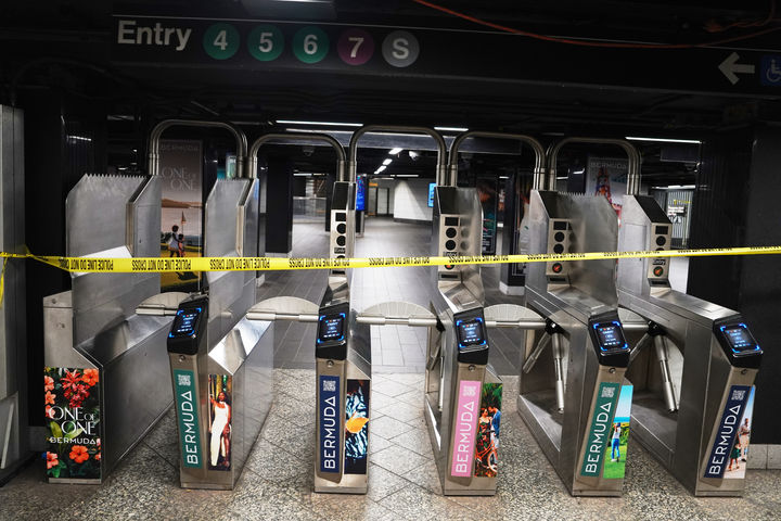 흉기 난동으로 봉쇄된 뉴욕 지하철역