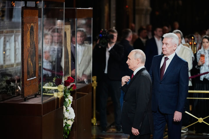 부활절 예배 중 성호 긋는 푸틴 대통령