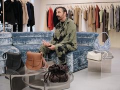 한섬 타임, 유명 가죽 디자이너 보나스트레와 협업 핸드백 출시