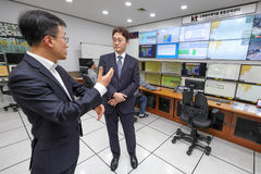 KT 박윤영 대표, '부산 국제통신센터' 점검…"글로벌 데이터 대동맥"