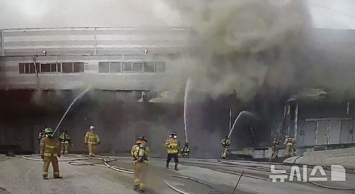 완도 냉동창고서 에폭시 작업 추정 불…소방관 2명 숨져(종합)