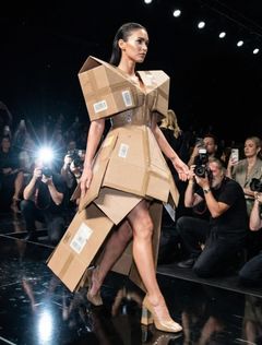 SNS 뒤흔든 '1320만원' 종이 상자 드레스…알고 보니 'AI 이미지'?