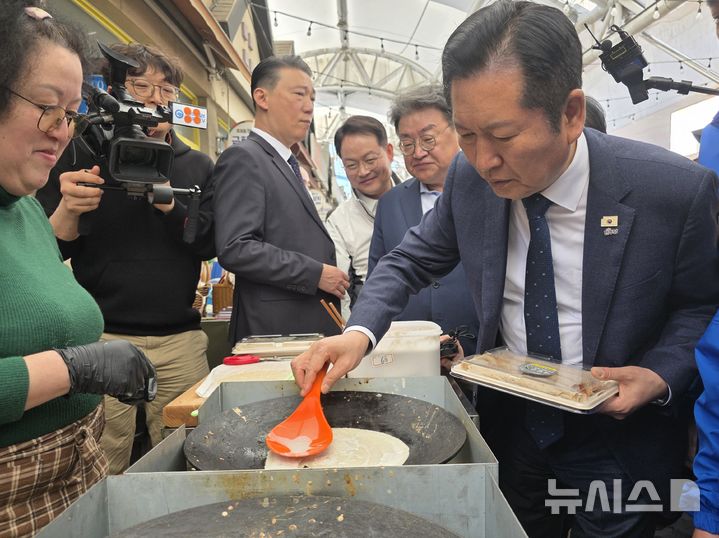 춘천 풍물시장서  총떡 부치는 더불어민주당 정청래 대표