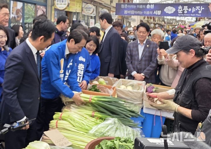  춘천 풍물시장 찾은 정청래 대표와 우상호 후보