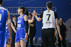 여자농구 국민은행, 우리은행 꺾고 챔프전 진출…'통합우승' 보인다