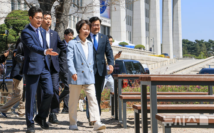 간담회 참석하는 후보들