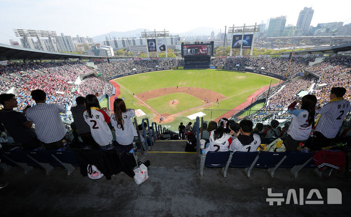 프로야구, 관중수 급증과 선수들의 활약으로 흥행 지속