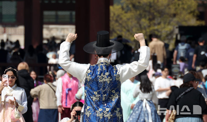 완연한 봄 날씨를 보인 주말··· 경복궁 나들이객으로 북적 [뉴시스Pic]