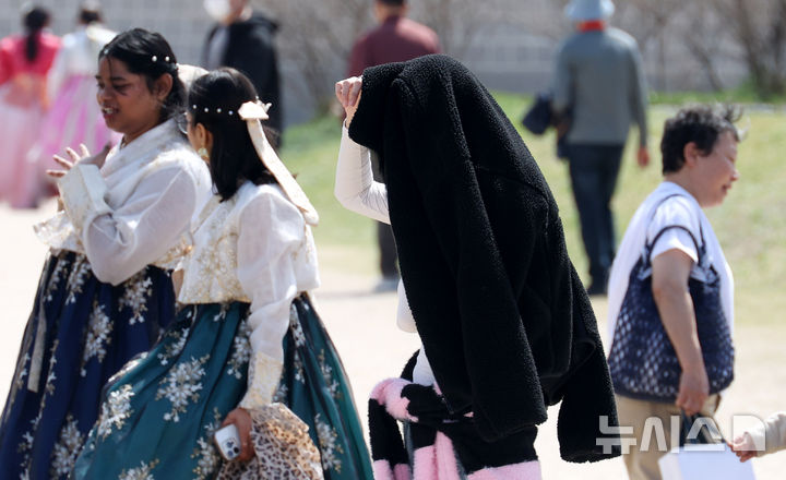 스무디부터 냉감 의류까지…편의점 여름 경쟁 벌써 치열