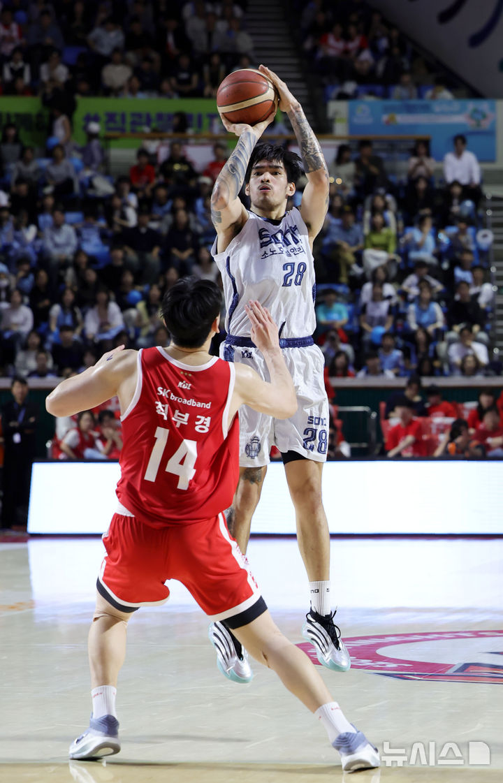 슛하는 케빈 켐바오