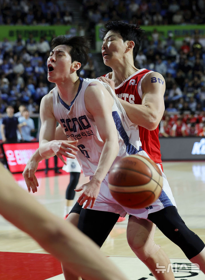 파울 당하는 이정현