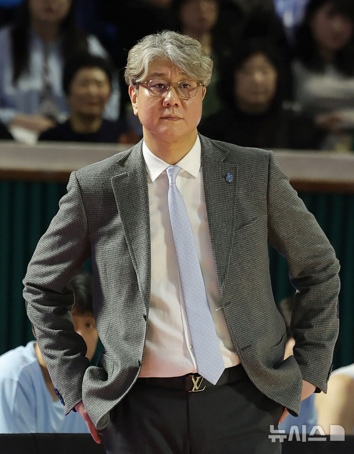 경기 지켜보는 소노 손창환 감독