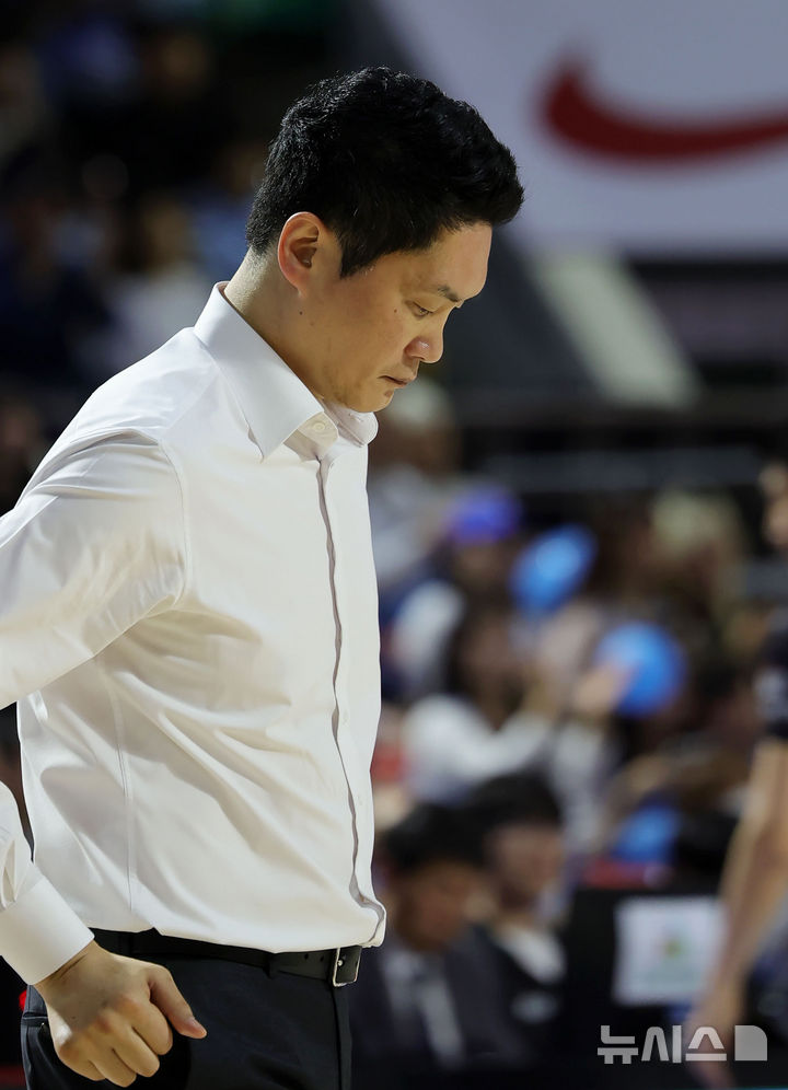 생각에 잠긴 SK 전희철 감독