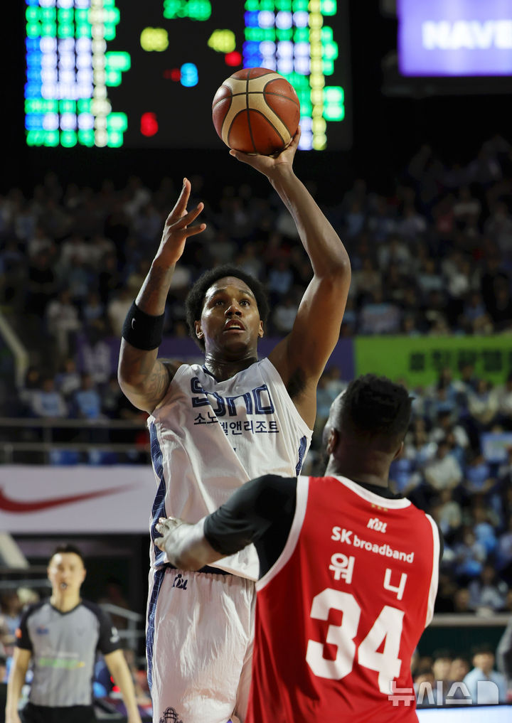 슛하는 네이던 나이트