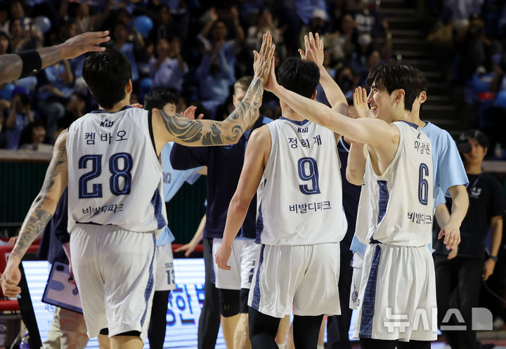 하이파이브하는 이정현과 켐바오